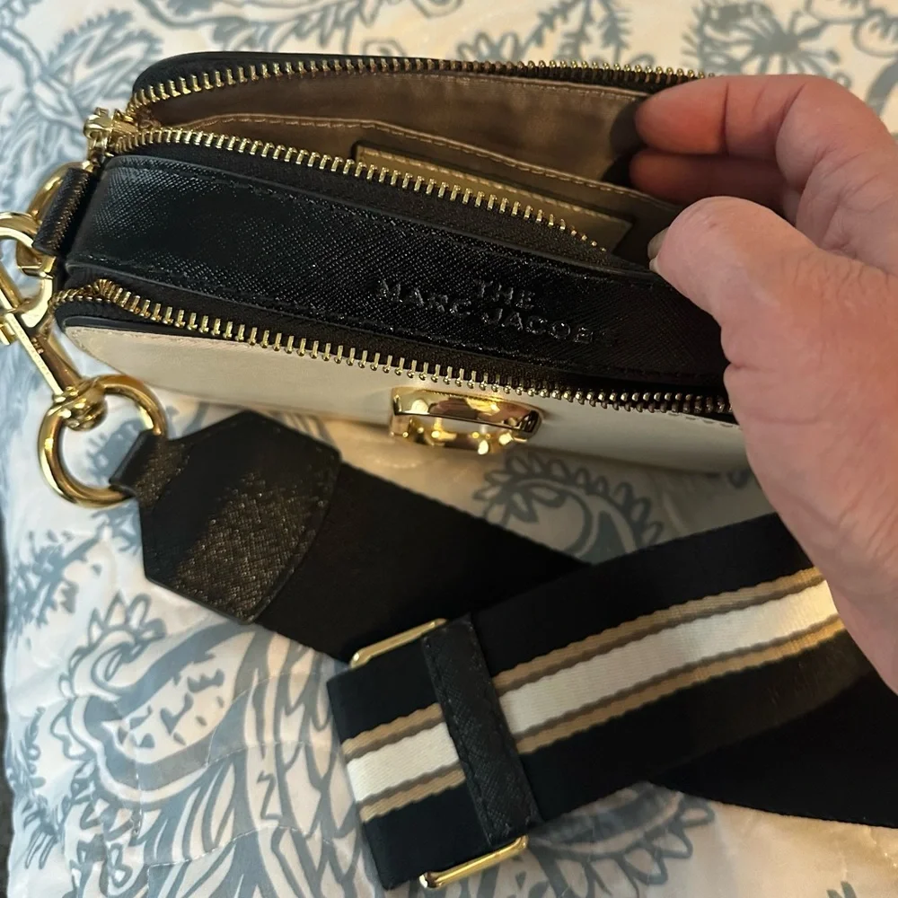 Marc Jacobs Cream Leather Snapshot Crossbody with Branded Strap - Picture 3 of 4